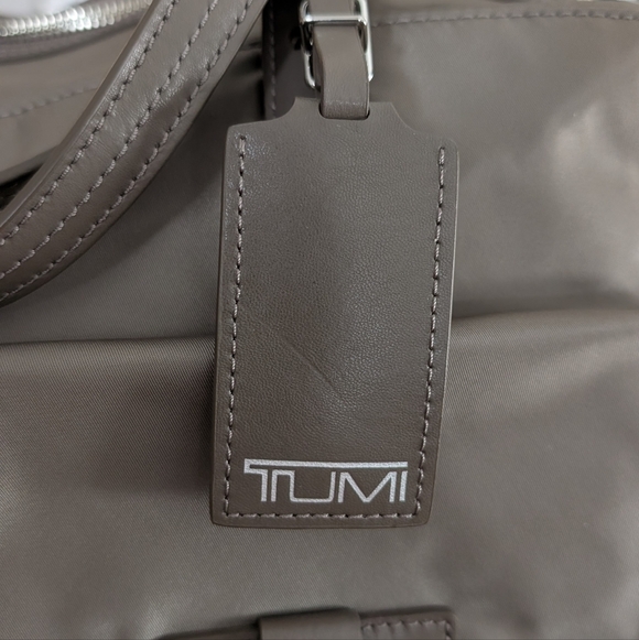 TUMI Voyageur Q-Tote - NWOT Mink - Silver - Includes lock & key - Picture 3 of 14